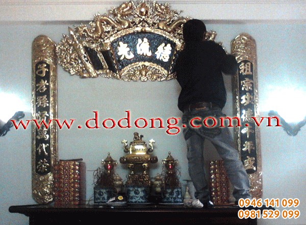 Treo bộ cuốn thư câu đối trên bàn thờ gia tiên