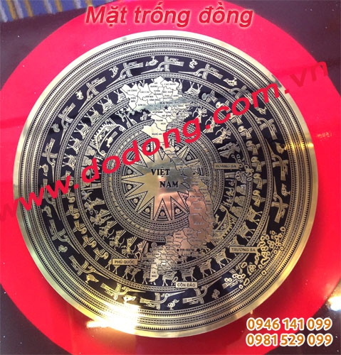 Mặt trống đồng khắc hình bản đồ Việt nam, các tỉnh thành phố... Hoàng sa.Trường sa