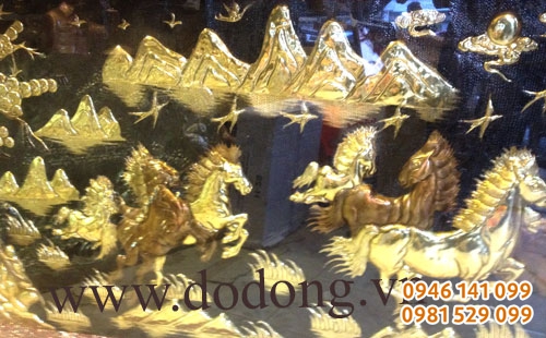 Tám con ngựa phi chạm đồng nổi khối, dáng khỏe mạnh - cùng phi về 1 hướng tạo thêm sức mạnh mang đến thành công