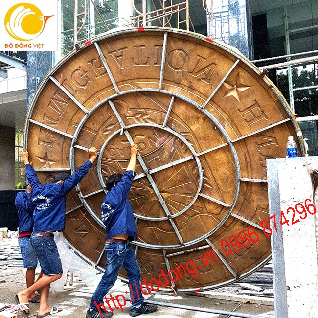 khing chế tác theo hình tròn của logo tạo chắc chắn