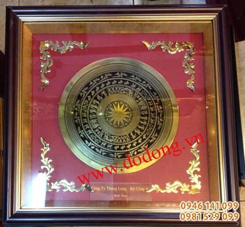 Qùa tặng mặt trống đồng lưu niệm ăn mòn 20cm khung 28cm