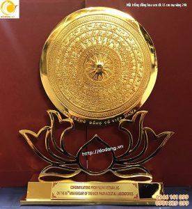 Đĩa trống đồng hoa sen mạ vàng dk 15 cm