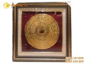 Tranh mặt trống đồng mạ vàng dk 40cm cả khung là 60×60