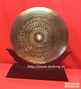 Mặt trống đúc đồng tinh xảo, đế gỗ làm đồ trang trí, lưu niệm