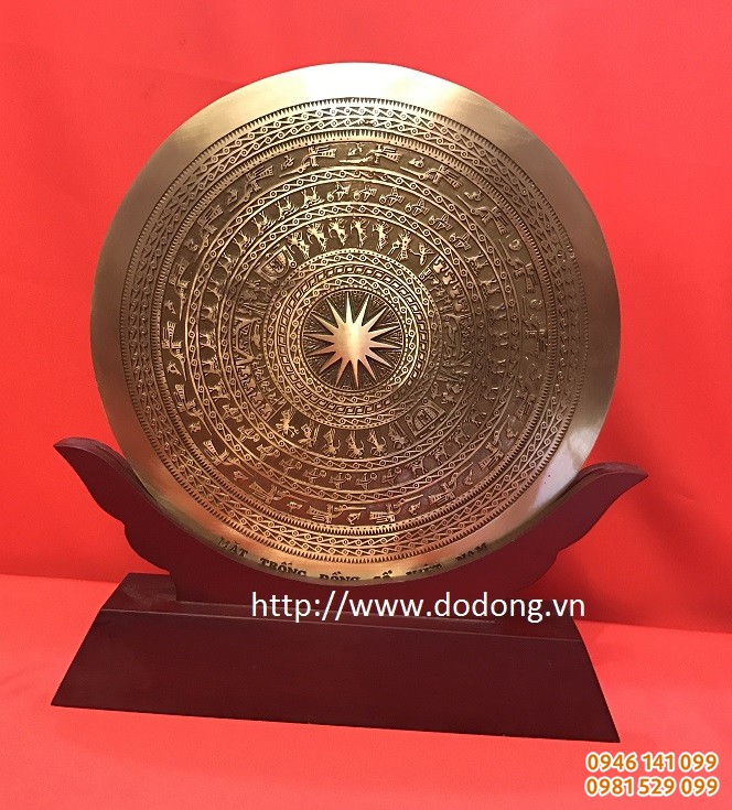 Mặt trống đúc đồng tinh xảo, đế gỗ làm đồ trang trí, lưu niệm