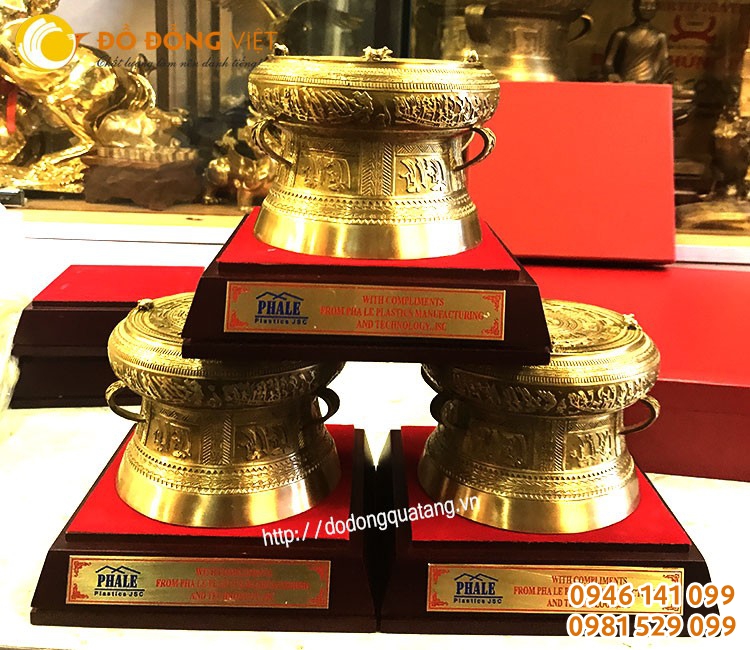Trống đồng 12cm được khắc logo lời tặng lên sản phẩm đẹp và sang trọng