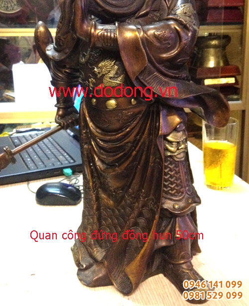 Tượng được đúc hoa văn rồng, áo giáp sắc xảo, màu đồng bền đẹp