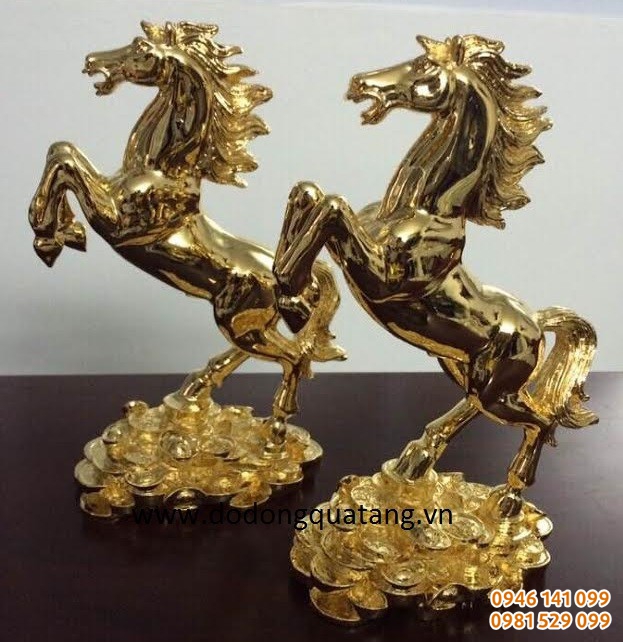 ngựa đứng trên tiền