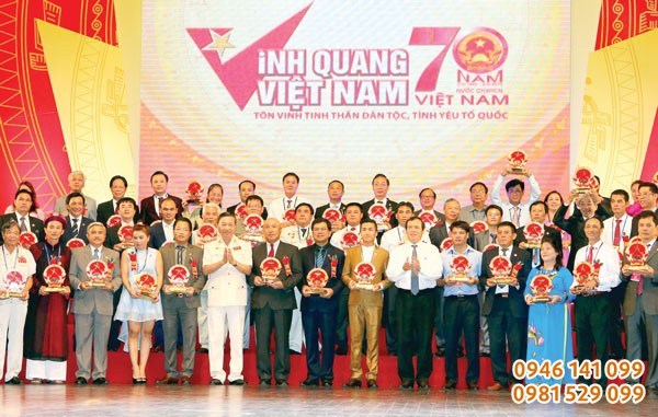 Quốc huy bằng đồng đúc tinh xảo mạ vàng 9999 Quốc huy bằng đồng đúc tinh xảo mạ vàng 9999