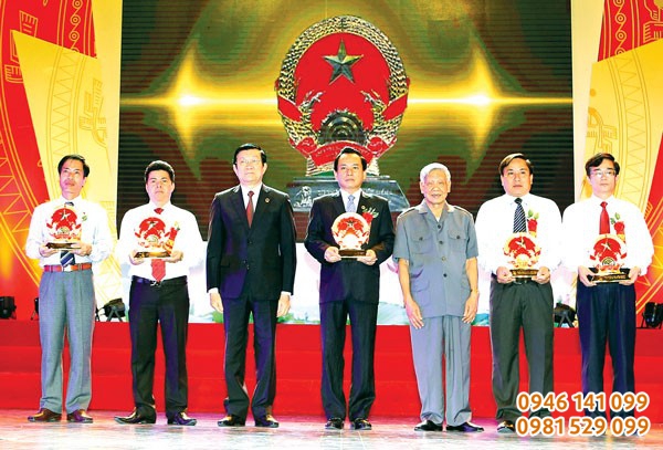 Quốc huy bằng đồng đúc tinh xảo mạ vàng 9999 Quốc huy bằng đồng đúc tinh xảo mạ vàng 9999