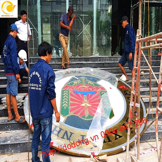 thi công logo đồng xuất nhập cảnh đồng dk 3,2m đẹp cho tòa nhà