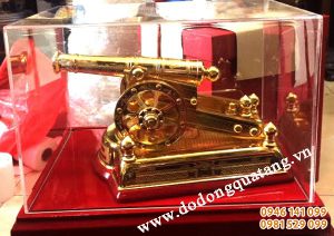 Qùa tặng súng thần công mạ vàng để bàn làm việc