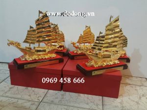 Biểu tượng thuận buồm xuôi gió trên bàn làm việc