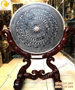 Qùa tặng mặt trống đồng lưu niệm của Bảo hiểm BIDV