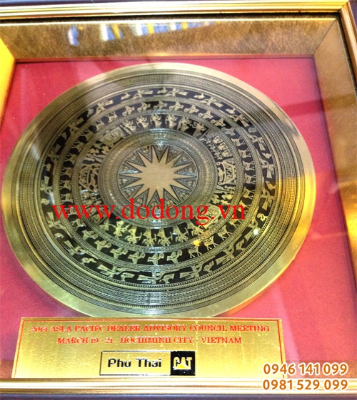 gắn logo, lời tặng lên tranh mặt trống