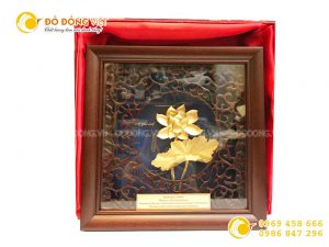 Quà tặng hội nghị sự kiện- tranh hoa sen vàng lá 3d khung gỗ