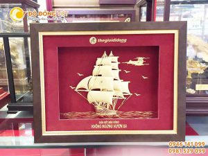 Tranh dát vàng thuận buồm xuôi gió để bàn