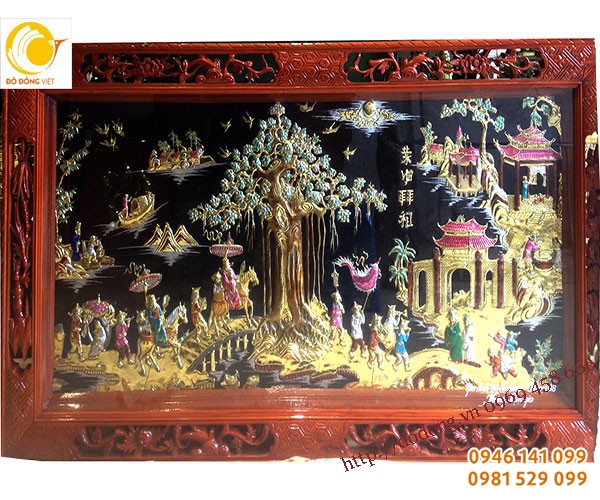 Tranh vinh quy bái rood khung gỗ đục họa tiết, sang trọng và tinh tế, nền đồng tô màu sống động cho bức tranh thêm màu sắc và ý nghĩa