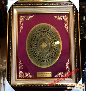 Tranh mặt trống đồng dk 30cm khung gỗ 50cm