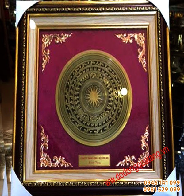 Tranh mặt trống đồng dk 30cm khung gỗ 50cm Tranh mặt trống đồng dk 30cm khung gỗ 50cm