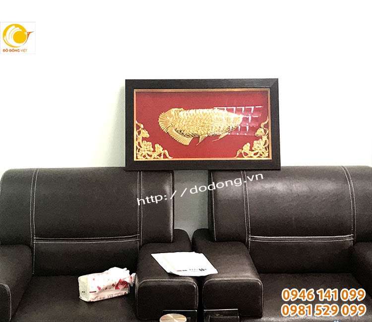 Bức tranh cá bằng đồng mạ vàng được chế tác thủ công mỹ nghệ do các nghệ nhân đồ đồng việt