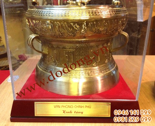 Qùa tặng trống đồng 20cm, hộp mika trắng