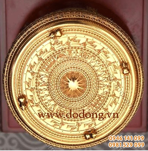 Mặt trống đồng sắc nét được mạ lớp vàng tạo vẻ đẹp sang trọng, quý giá