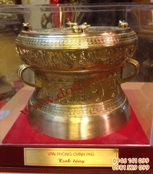 Qùa tặng trống đồng 20cm, hộp mika trắng