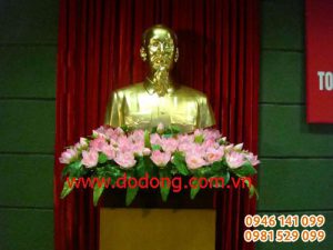 Tượng bán thân bác hồ mạ vàng bày hội trường
