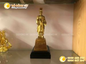 Tượng Lý Thái Tổ bằng đồng cỡ nhỏ bày trên bàn làm việc