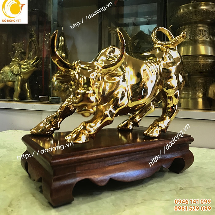 Tượng trâu đặt trên đế gỗ khắc lời tặng hay logo doanh nghiệp làm quà biếu sang trọng và ý nghĩa nhất
