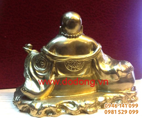 Mặt sau tượng được đúc hoa văn sắc nét