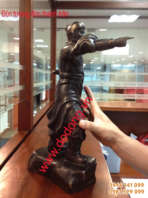 Tượng đồng phong thủy Trần quốc tuấn đồng hun đen 40cm
