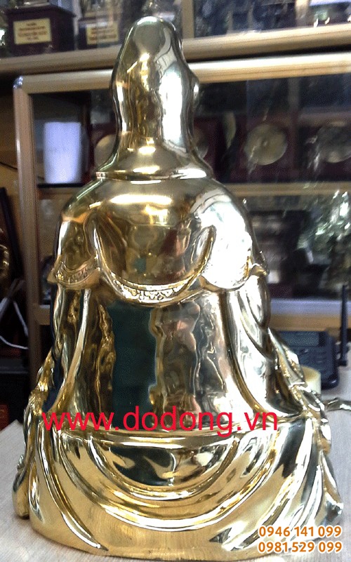 Sau lưng tượng được đánh bóng đồng sáng, xử lý chi tiết kỹ lưỡng
