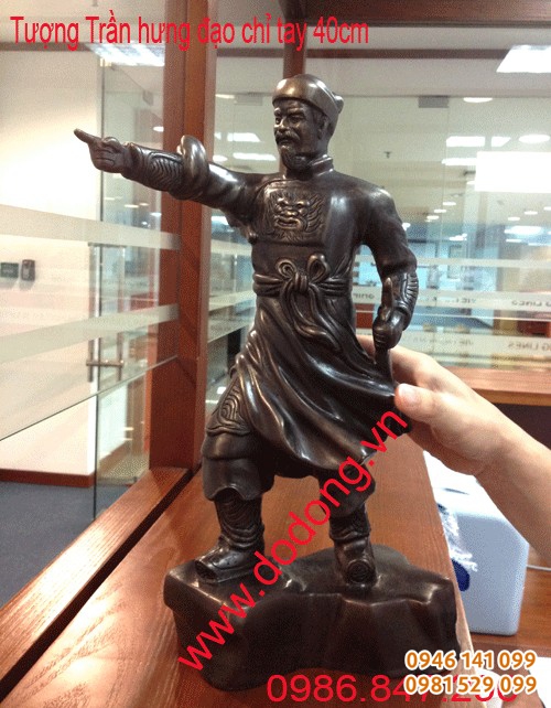 Tượng đức thánh trần chỉ tay