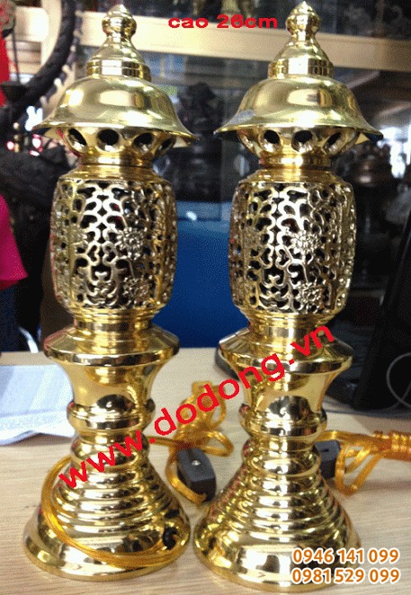 Đôi đèn thờ đồng dapha sáng bóng cao 26cm đúc tinh xảo.
