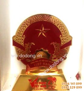 Quốc huy bằng đồng đúc tinh xảo mạ vàng 9999
